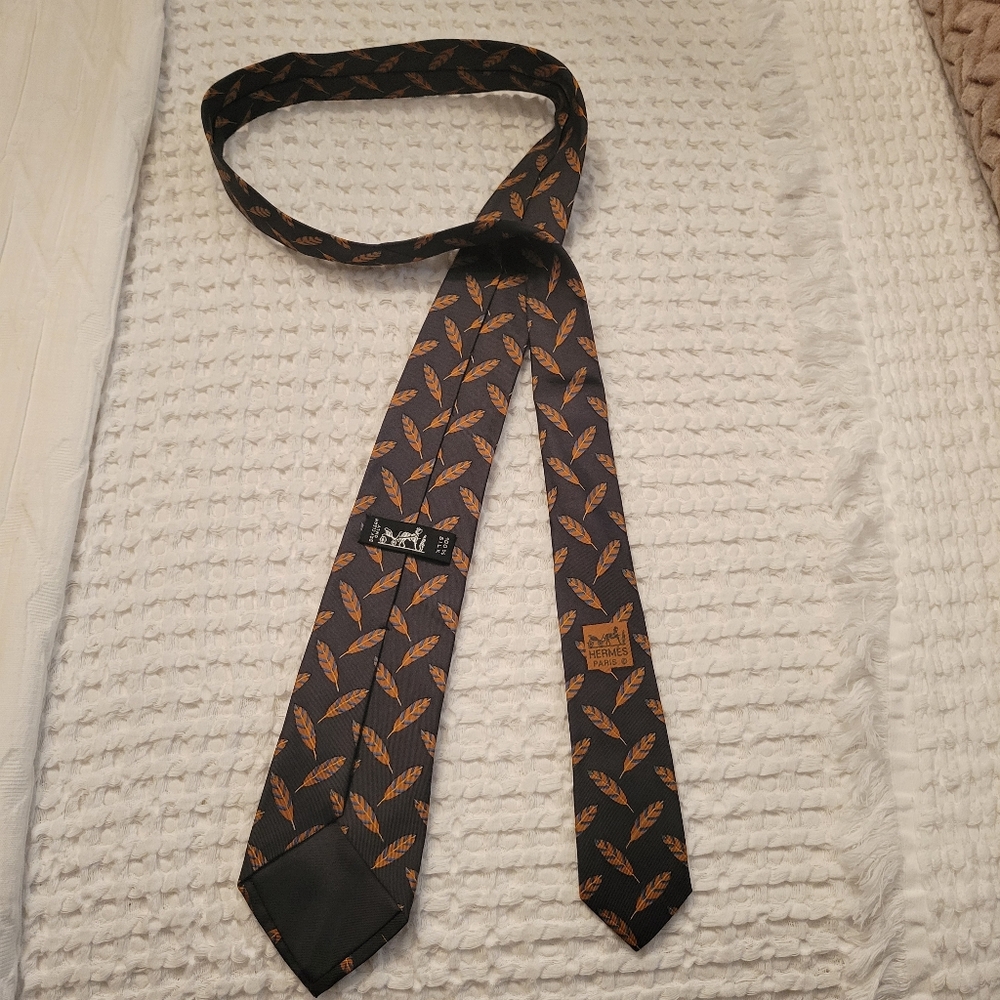 Hermes Authentic Elegant Black and Orange Feather Pattern Tie - Picture 12 of 12